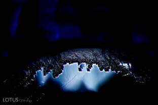 A secondary liquid inclusion in an untreated Ceylon sapphire. The healing pattern suggests that this fingerprint formed oblique to the c-axis.