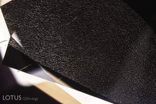 Liquid fingerprints in spinel are rather uncommon. Here we see a rare example.