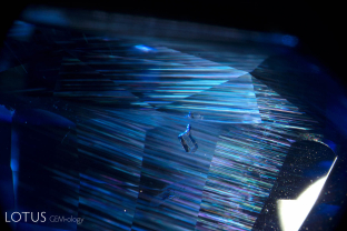 Exsolved rutile silk in Ceylon blue sapphire. The rutile unmixes in three directions at 60/120° in the plane of the basal pinacoid.