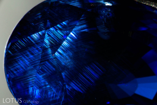 Exsolved rutile silk in Ceylon blue sapphire. The rutile unmixes in three directions at 60/120° in the plane of the basal pinacoid.
